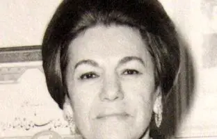 فرح در کنار پدر و مادرش سهراب و فریده دیبا؛ اواخر دهه 1310