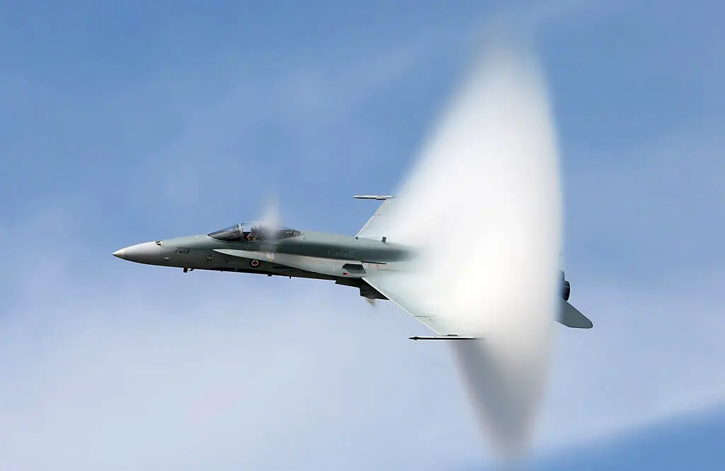 چه زمانی هواپیماهای نظامی مجاز به شکستن دیوار صوتی هستند؟