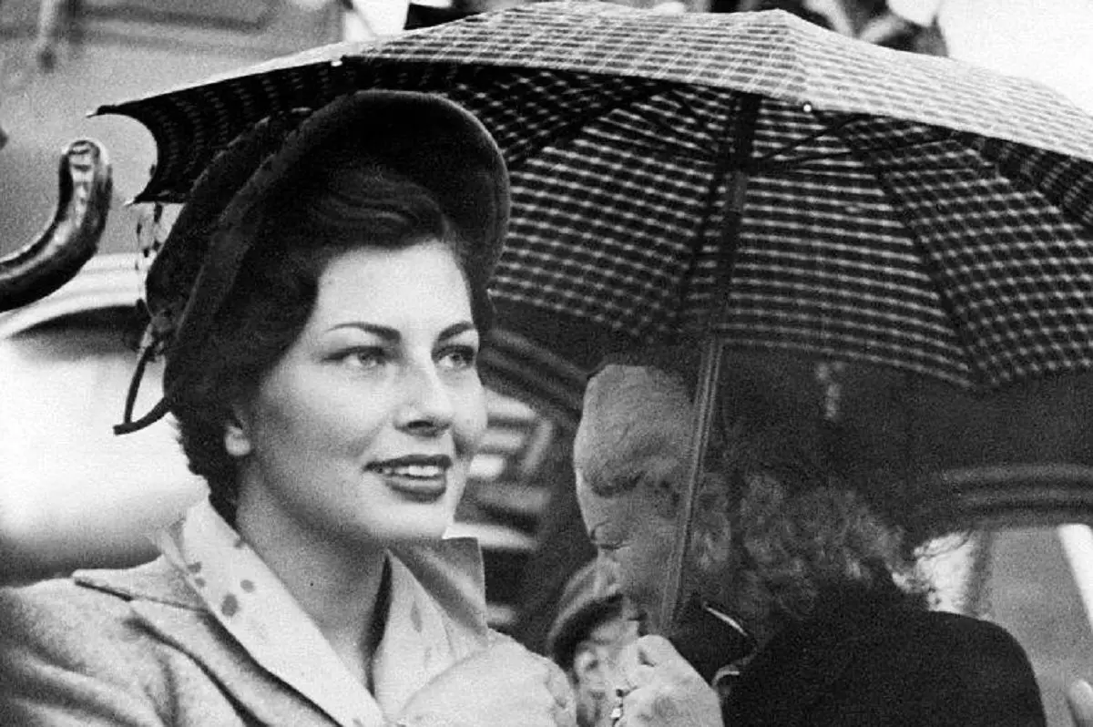 عکس قدیمی: ثریا در کلاس درس نهضت سوادآموزی در سال 1335