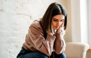 کمبود آغوش در کودکی 9 رفتار را در بزرگسالی ایجاد می‌کند
