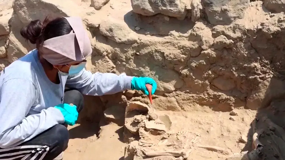 (ویدئو) کشف بقایای انسانی متعلق به ۳۸۰۰ سال پیش در معبدی باستانی در پرو 