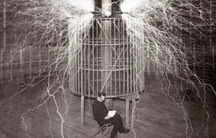 5 پیش‌بینی نیکولا تسلا که به حقیقت پیوستند؛ از پهپاد تا گوشی هوشمند