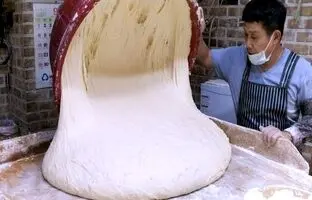  غذای خیابانی در کره؛ پخت اسنک، دونات و سوسیس در سئول + ویدئو