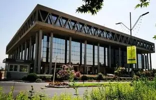  اجرای زیبای سرود‌ «ای ایران» در مقابل ساختمان شیشه‌ای صداوسیما + ویدئو