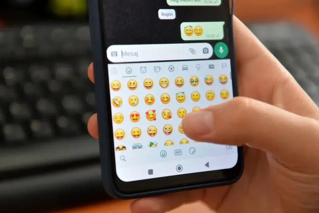 اشتباه رایج هنگام چت کردن در رابطه عاشقانه 
