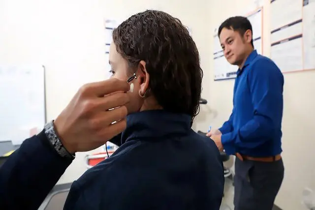 
کاهش درد زانو ناشی از آرتروز با تحریک یک عصب در گوش