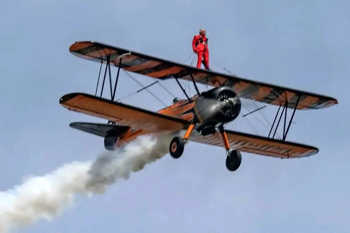 پرواز پیرزن ۸۸ ساله با بسته شدن به بال‌های هواپیما + ویدئو