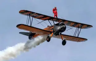 پرواز پیرزن ۸۸ ساله با بسته شدن به بال‌های هواپیما + ویدئو