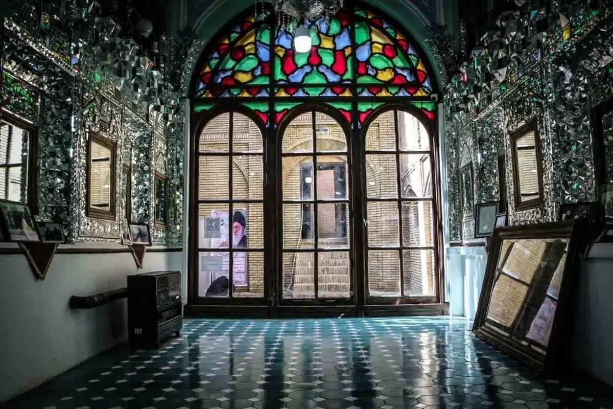 راهنمای سفر: تکیه بیگلربیگی و معاون‌الملک، کرمانشاه، شکوه آئینه و کاشی + عکس