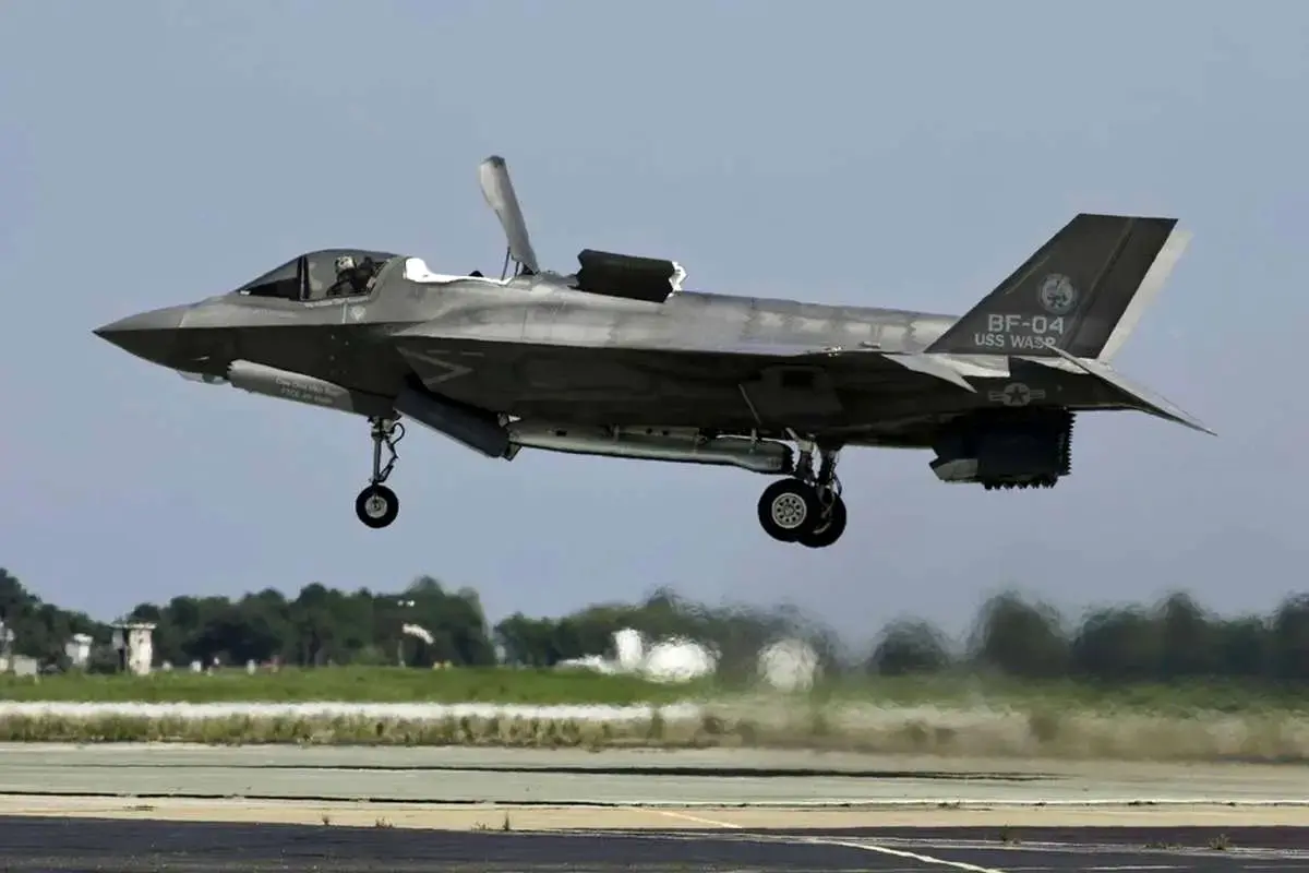 فرود عمودی جنگنده اف-۳۵ بر سطح ناو + ویدئو