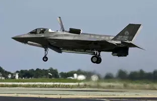 فرود عمودی جنگنده اف-۳۵ بر سطح ناو + ویدئو