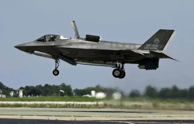 فرود عمودی جنگنده اف-۳۵ بر سطح ناو + ویدئو