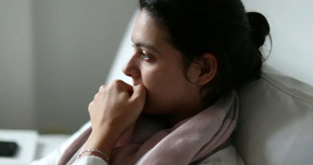 پیامدهای فیزیکی و اجتماعی ناخن جویدن و ۱۲ راهکار مؤثر برای ترک این عادت رایج