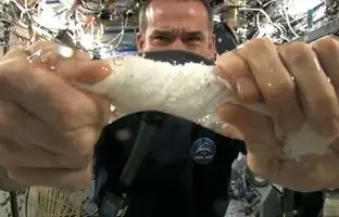 وقتی یک پارچه خیس را در فضا بچلانیم چه اتفاقی می‌افتد؟ + ویدئو