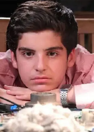  استایل کریسمسی مانی رحمانی بازیگر سریال بچه مهندس 