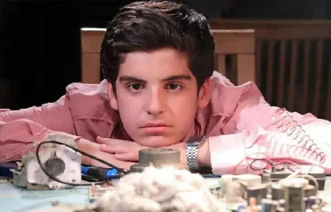  استایل کریسمسی مانی رحمانی بازیگر سریال بچه مهندس 