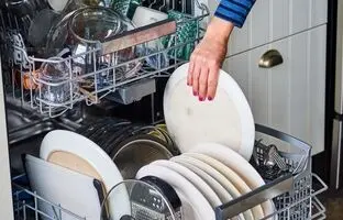 احتمالا شما هم ظرف‌هایتان را اشتباه در ماشین ظرفشویی قرار می‌دهید
