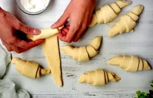 روش تهیه کروسان ساده خانگی بدون فر ؛ چه کار کنیم خمیر کروسان شل نشود ؟ | مدت نگهداری خمیر کروسان در فریزر
