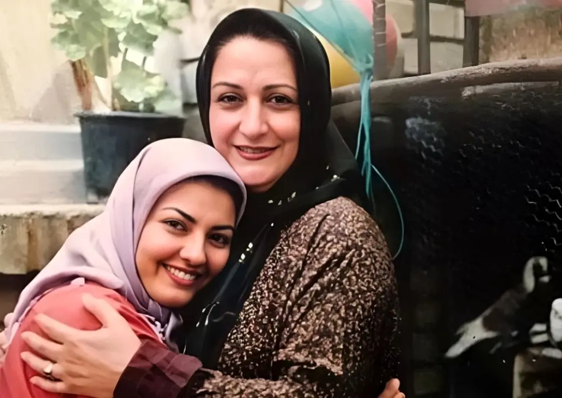 (عکس) اعتراض «نرگس» سریال خانه به دوش به تندیس عجیب «بیتا فرهی»