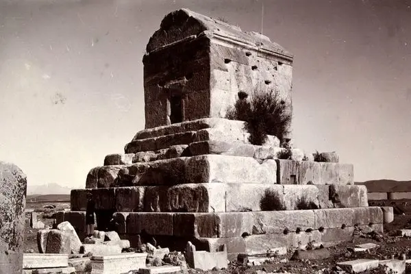  سفر به تاریخ؛ عکس یادگاری مردان قاجاری بر روی «مقبرۀ کوروش» 