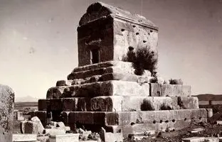  سفر به تاریخ؛ عکس یادگاری مردان قاجاری بر روی «مقبرۀ کوروش» 