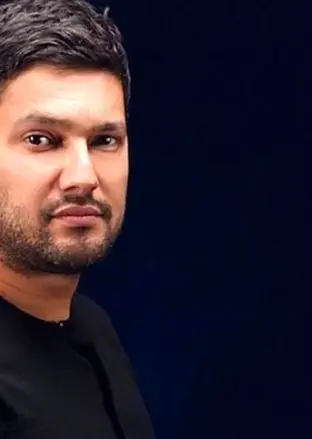  پریدن حامد بهداد روی میز در نشست خبری 