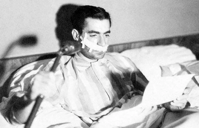 عکسی دیده نشده از شاه پس از ترور با سبیل درهم 