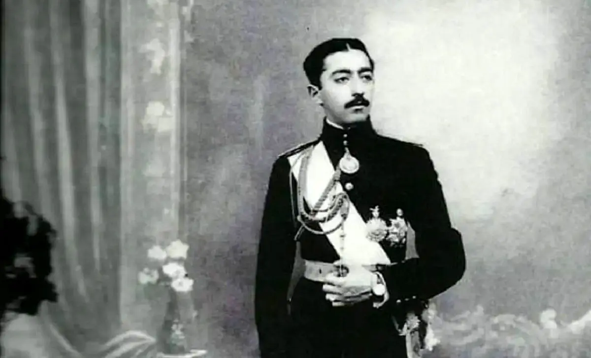 عکس قدیمی:  لحظه خروج محمدحسن میرزا، آخرین ولیعهد قاجاریه از ایران؛ سال 1304 