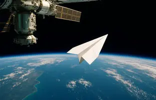 اگر یک موشک کاغذی را از ایستگاه فضایی پرتاب کنیم، چه می‌شود؟