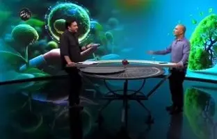 شکستن لامپ روی سر مهمان برنامه!/ اتفاق عجیب در پخش زنده تلویزیونی + ویدئو 