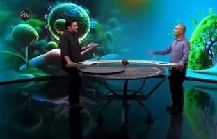 شکستن لامپ روی سر مهمان برنامه!/ اتفاق عجیب در پخش زنده تلویزیونی + ویدئو 