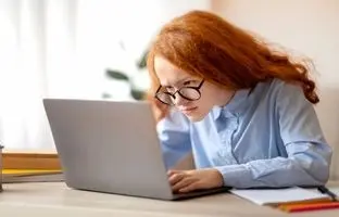 آیا تماشای تلویزیون از فاصله کم واقعاً برای بینایی مضر است؟