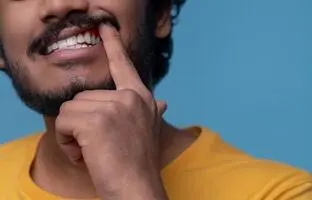 ۷ روش خانگی برای پاک کردن لکه های قهوه ای روی دندان