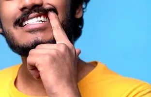 ۷ روش خانگی برای پاک کردن لکه های قهوه ای روی دندان