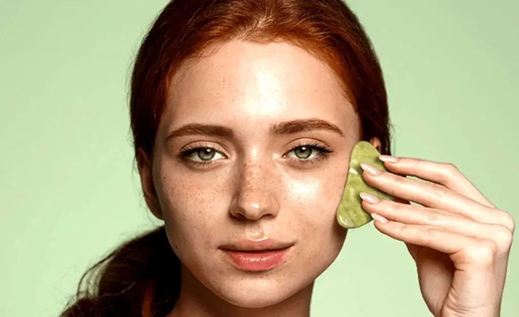 چه چیزی باعث پف صورت می‌شود + ۵ روش ساده رفع آن

