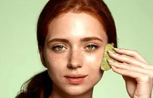 چه چیزی باعث پف صورت می‌شود + ۵ روش ساده رفع آن
