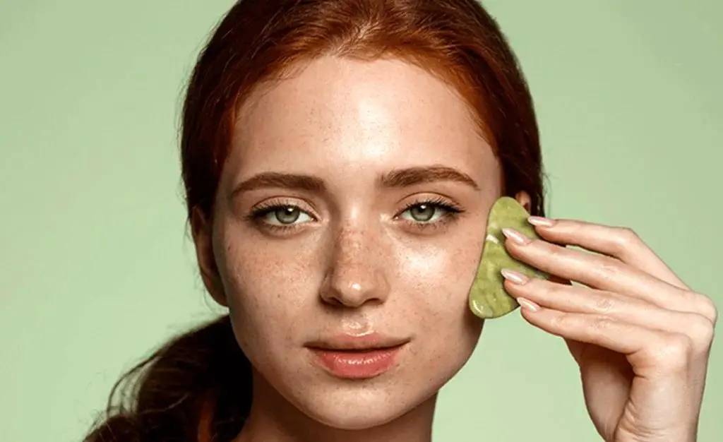 چه چیزی باعث پف صورت می‌شود + ۵ روش ساده رفع آن
