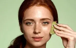 چه چیزی باعث پف صورت می‌شود + ۵ روش ساده رفع آن
