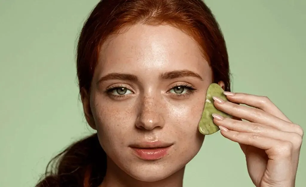 چه چیزی باعث پف صورت می‌شود + ۵ روش ساده رفع آن
