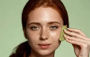 چه چیزی باعث پف صورت می‌شود + ۵ روش ساده رفع آن
