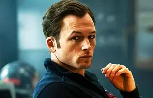 انتشار تریلر سریال Smoke با بازی تارون اگرتون؛ رازهای تاریک یک بازرس آتش‌سوزی