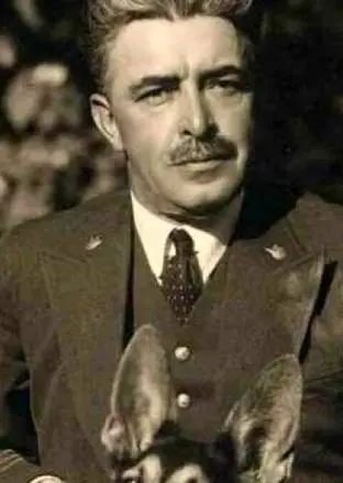 تیمورتاش، وزیر دربار رضا خان پشت میز کارش