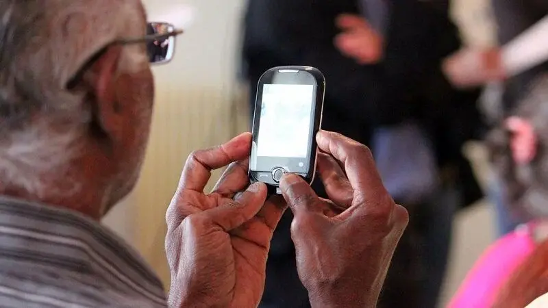 بهترین گوشی مناسب سالمندان؛ برای مادربزرگ و پدربزرگ‌ها گوشی چی بخریم؟
