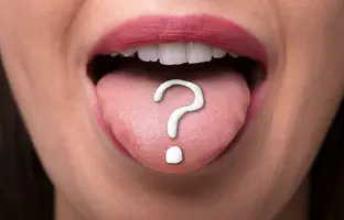 لکه‌های سیاه روی زبان نگران‌کننده است؟ با دلایل اصلی و راه‌های درمان آن آشنا شوید