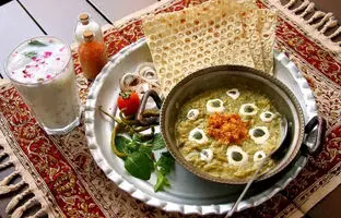 خوشمزه بپزید؛ طرز تهیه کشک بادمجان کم روغن