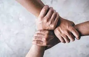 چرا ما به برخی افراد کمک می‌کنیم اما به برخی دیگر نه؟
