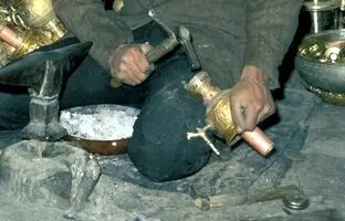  سفر در زمان؛ کارگاه ساخت سماور زغالی در بازار تهران؛ 58 سال قبل + تصویر