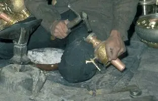  سفر در زمان؛ کارگاه ساخت سماور زغالی در بازار تهران؛ 58 سال قبل + تصویر