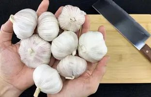 بهترین روش پوست کندن سیر / ایده خورد کردن و پوست گرفتن سیر برای بو نگرفتن دست + ویدئو