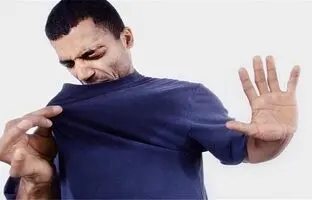 چه کنیم در گرما بدنمان بوی بد عرق نگیرد؟ راهکارهای علمی و ساده